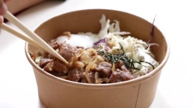 Singapur tavuk eti ve pirinç tabakta. ,