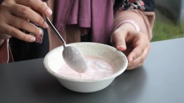 Masada taze yoğurt. .