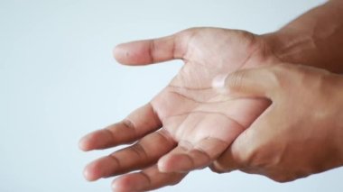 Acı çeken adam yaklaş. .