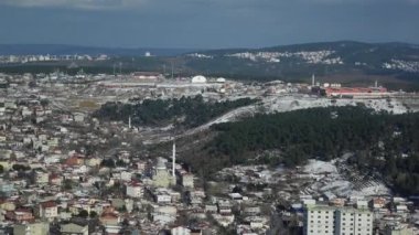 İstanbul 'daki konut binalarının yüksek açılı görüntüsü.