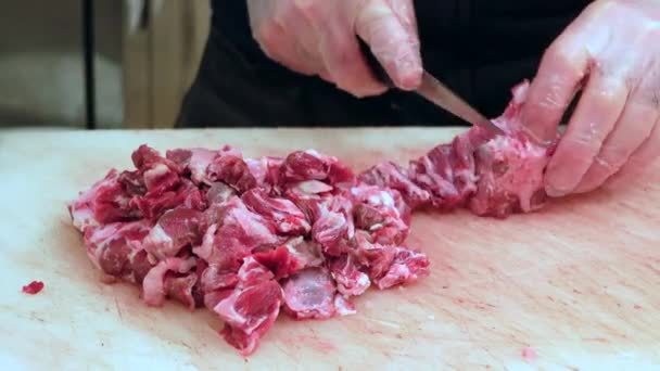 Het Snijden Van Rauw Vlees Snijplank Plaatselijke Winkel — Stockvideo
