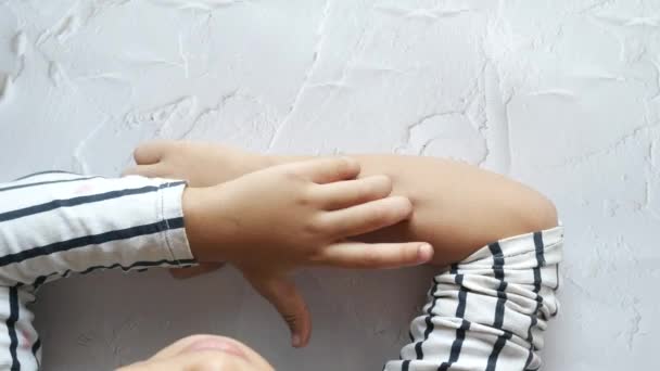 Κορίτσι Παιδί Που Πάσχουν Από Κνησμό Του Δέρματος Top View — Αρχείο Βίντεο