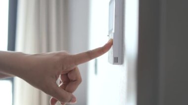 Işık düğmesini açan bir parmak