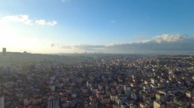 İstanbul 'daki konut binalarının yüksek açılı görüntüsü.