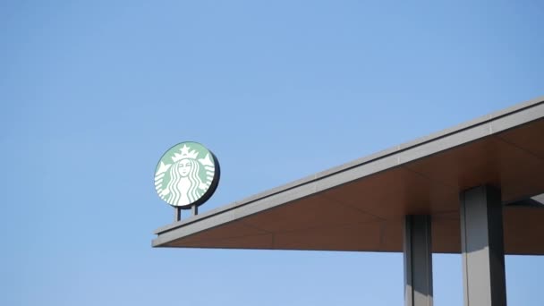 Turquía Istanbul Febrero 2023 Logo Starbucks Contra Cielo Azul — Vídeo de stock