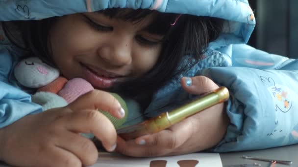 Çocuk Kız Akıllı Telefondan Çizgi Film Izliyor — Stok video