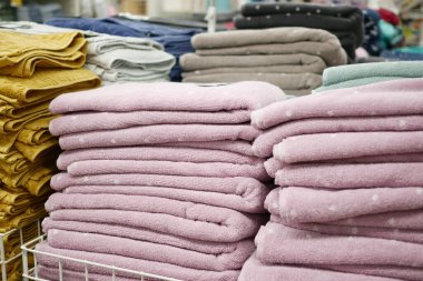 Masadaki duş havlusunu kapat..,