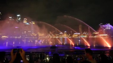 Singapur yat limanı, 23 Haziran 2022, insanlar yat limanı barında ışık parkurunun keyfini çıkarıyorlar. .