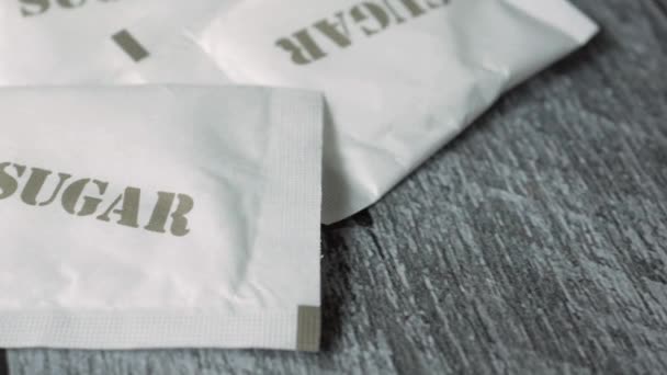 Fehér Cukor Papírcsomagban Asztalon — Stock videók