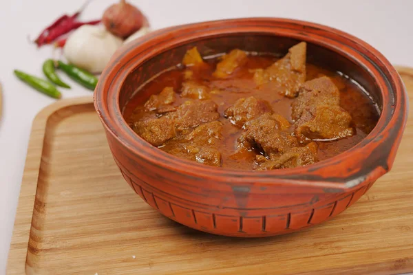 Masadaki kasede geleneksel Hint körili kuzu eti..