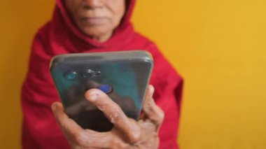  Üst düzey kadınlar akıllı telefon kullanır. Yakın plan. .