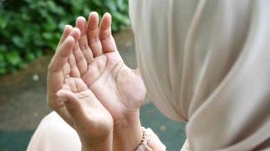 Ramazan 'da dua eden müslüman kadınlara yaklaş. .