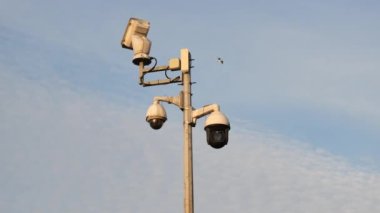 CCTV güvenlik kamerası açık havada çalışıyor. ,