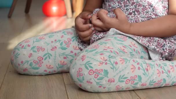 Kind Sitzt Haltung Auf Dem Boden — Stockvideo