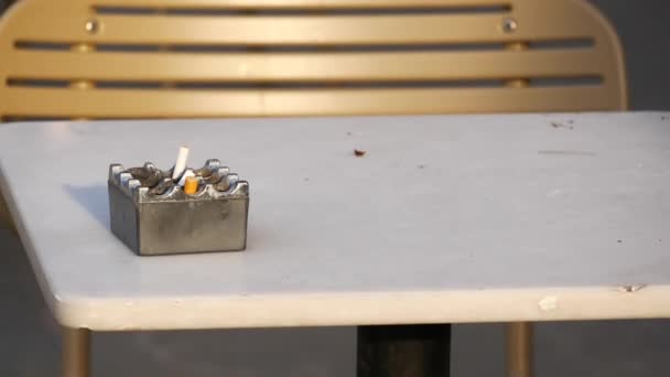 Chiudere Bruciando Sigaretta Nel Posacenere — Video Stock