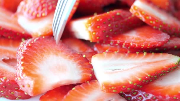 在桌上的碗里放成熟的红草莓 — 图库视频影像