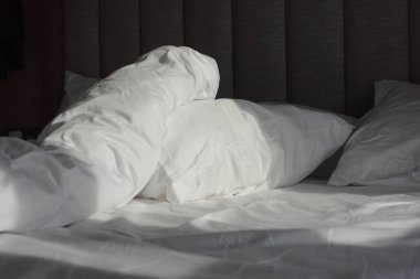 Sabahın köründe dağınık yatak, uyandıktan sonra dağınık yatak. .