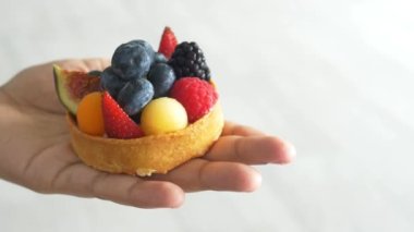 Meyveli tart yiyen kadınlar .