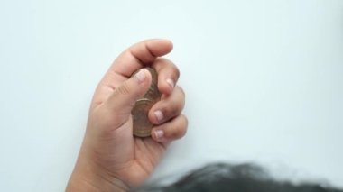 Çocuk kız biriktirmek için para yığını.