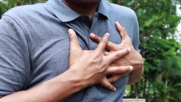 Genç Adam Kalp Ağrısı Çekiyor Göğsünü Eliyle Tutuyor — Stok video