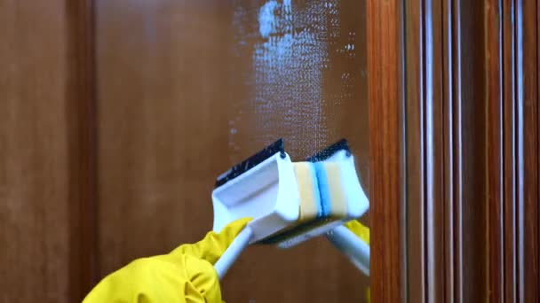 Close Homem Mão Limpeza Janela Vidro — Vídeo de Stock