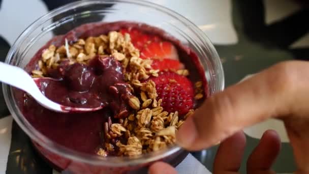 Healthy Breakfast Blueberry Strawberry Overnight Oatmeal — Vídeos de Stock
