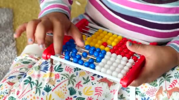 Малюк Грає Підрахунком Математики Навчальної Іграшки — стокове відео