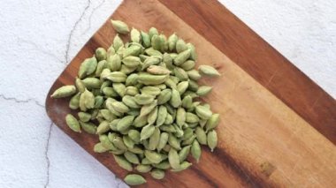 Kakule 'nin kapağını masadaki kaşıkta kapat. .