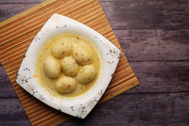 Masadaki bir kasede yumurtalı körinin üst görüntüsü. .