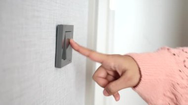 Işık düğmesini açan bir parmak