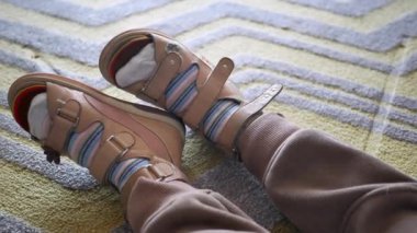 Çocuk serebral felç, bacak ortozu.