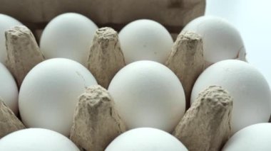 Yumurtaları bir kaseye koy.