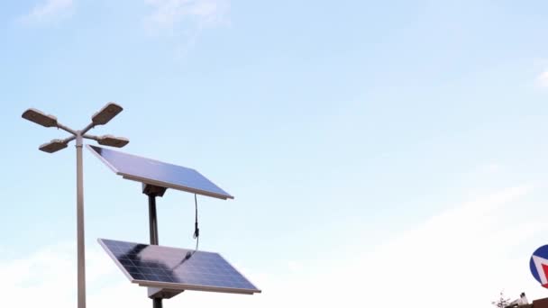 Solární Panely Proti Modré Obloze — Stock video