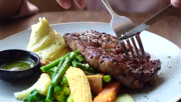 Krájení Steaku Nožem — Stock video