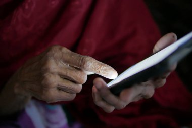  Üst düzey kadınlar akıllı telefon kullanır. Yakın plan. .