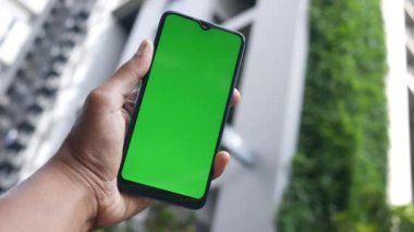 Akıllı telefon kullanarak genç adamın elini kapat.