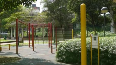 İkamet alanındaki bir kamu parkında egzersiz ekipmanı. .