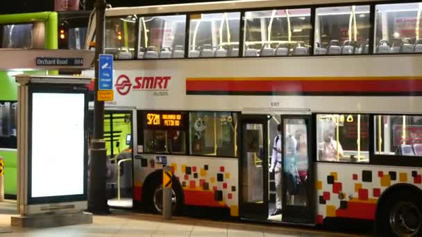 Singapore June 2022 People Taking Public Transportation Bus — Stok video