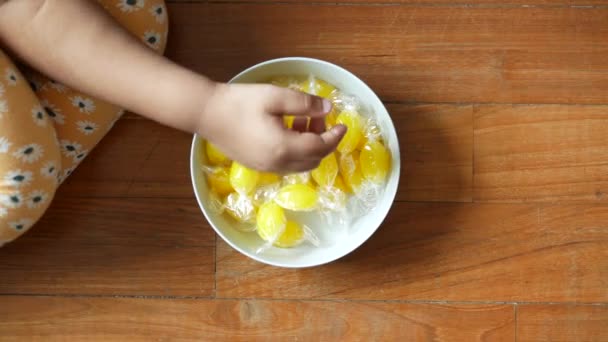 Criança Mão Pegar Doces Limão Uma Tigela — Vídeo de Stock