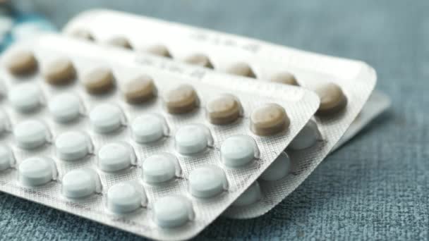 Pilules Contraceptives Sur Fond Bois Gros Plan — Video