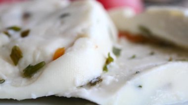 Masadaki kasede fındık var. .