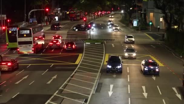 シンガポール2022年6月11日夜の忙しい道路上の都市の車 — ストック動画