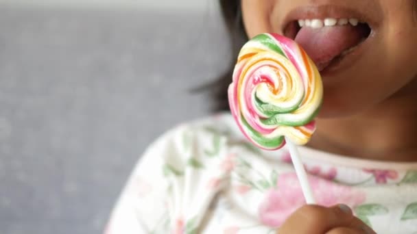 Dziecko Liże Kolorowe Cukierki Patyku — Wideo stockowe