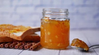 Ekmeğe sürülmüş portakal meyvesi ,