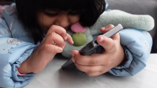 Anno Bambino Guardando Cartone Animato Smart Phone — Video Stock