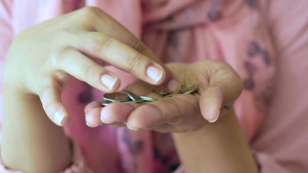 Bozuk Paraları Sayan Genç Kadınlar — Stok video