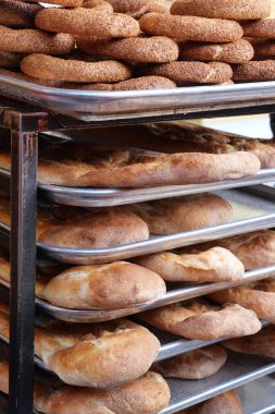 Taze pişmiş ekmek raflarda satılmaya hazırdır.. .