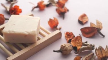 Siyah arka planda ev yapımı doğal sabun çubuğu .