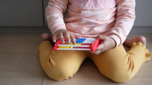 Criança Brincando Com Contagem Matemática Aprendendo Brinquedo — Vídeo de Stock