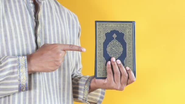 Muslim Man Hand Hålla Helig Bok Koranen Med Kopia Utrymme — Stockvideo